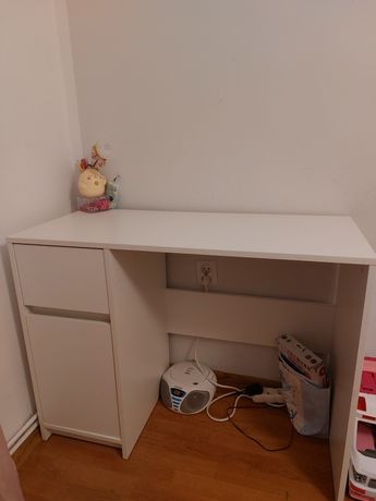 Białe biurko do dziecka