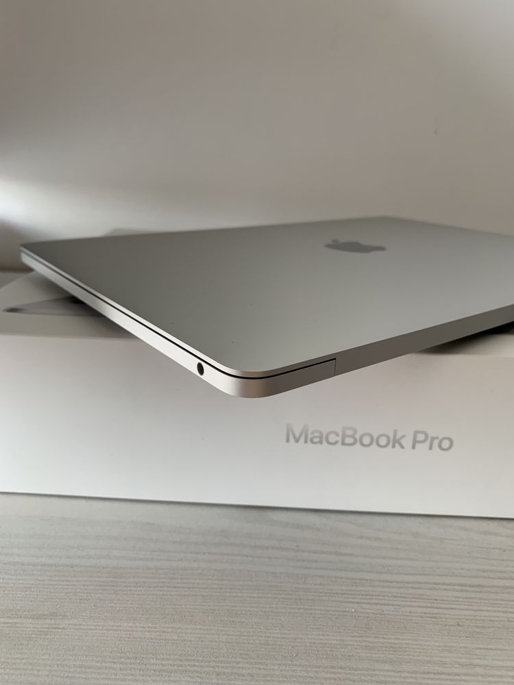 Macbook Pro 13 2022 Silver / Touch Bar / M2 / 8GB RAM / 256 GB