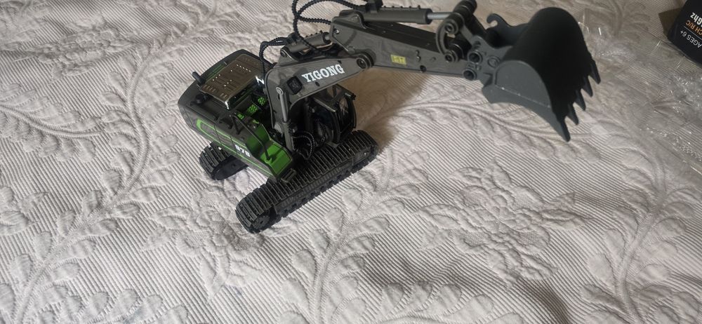 Maquina escavadora telecomando.