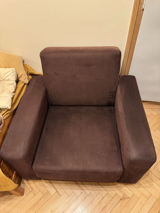 ZA DARMO Duży solidny fotel brązowy drewniane nogi