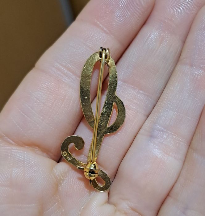 Alfinete de peito/lapela (broche) prata dourada letra "L"