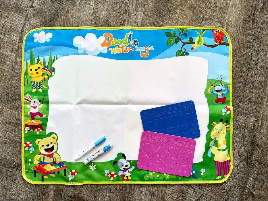 Величезні яскраві килимки для малювання водою