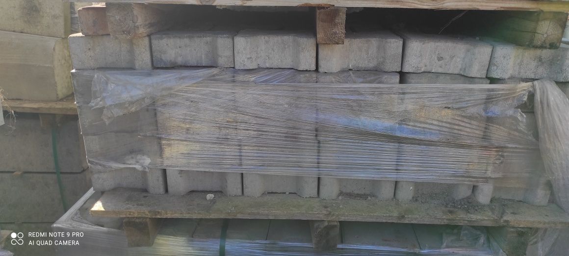 Krawężniki, kostka, słupy oświetleniowe, krąg betonowy, palisada