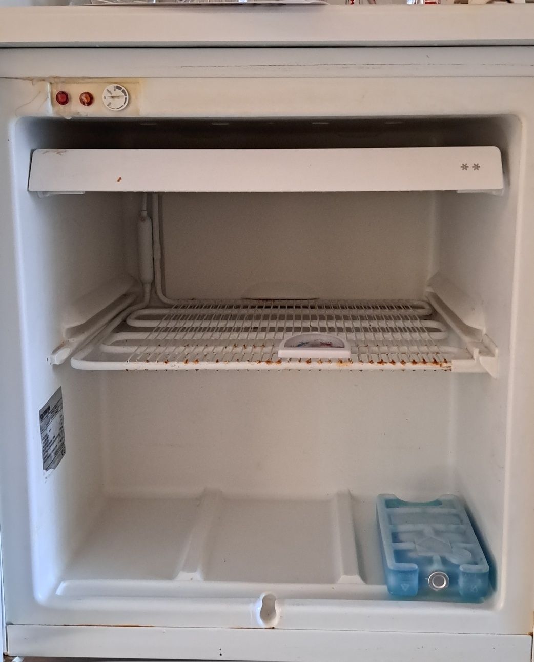 Frigorífico e mini arca