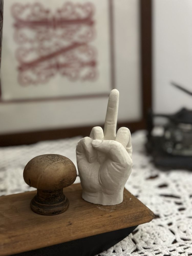 NOVAS - Figuras gesso dedo do meio - new middle finger plaster figures