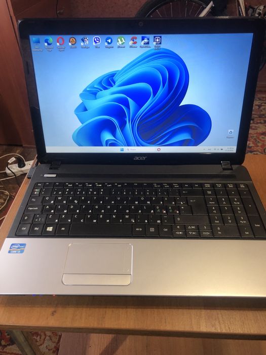 Продам ноутбук Acer i3 озу6 гб ssd60+ hdd750