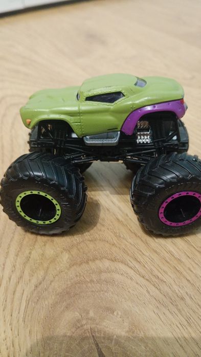 Zielone auto Hot Wheels truck