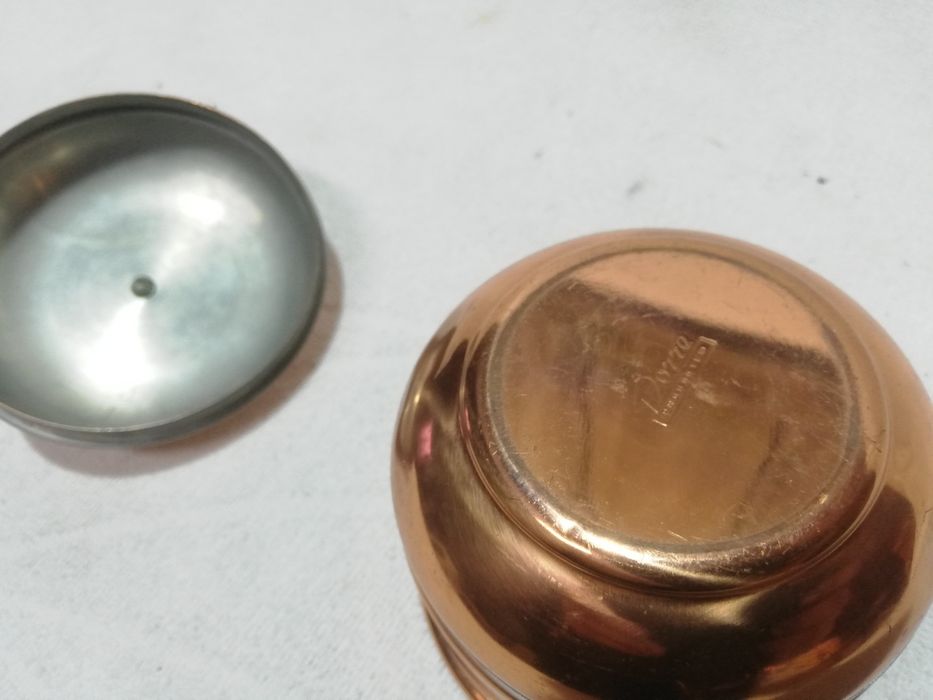 Nr. 24. Pojemnik miedziany z napisem Godis