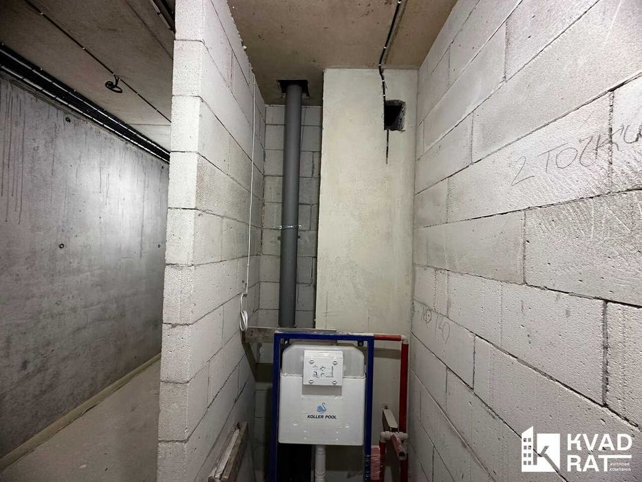 Здана двокімнатна квартира з чорновим ремонтом.