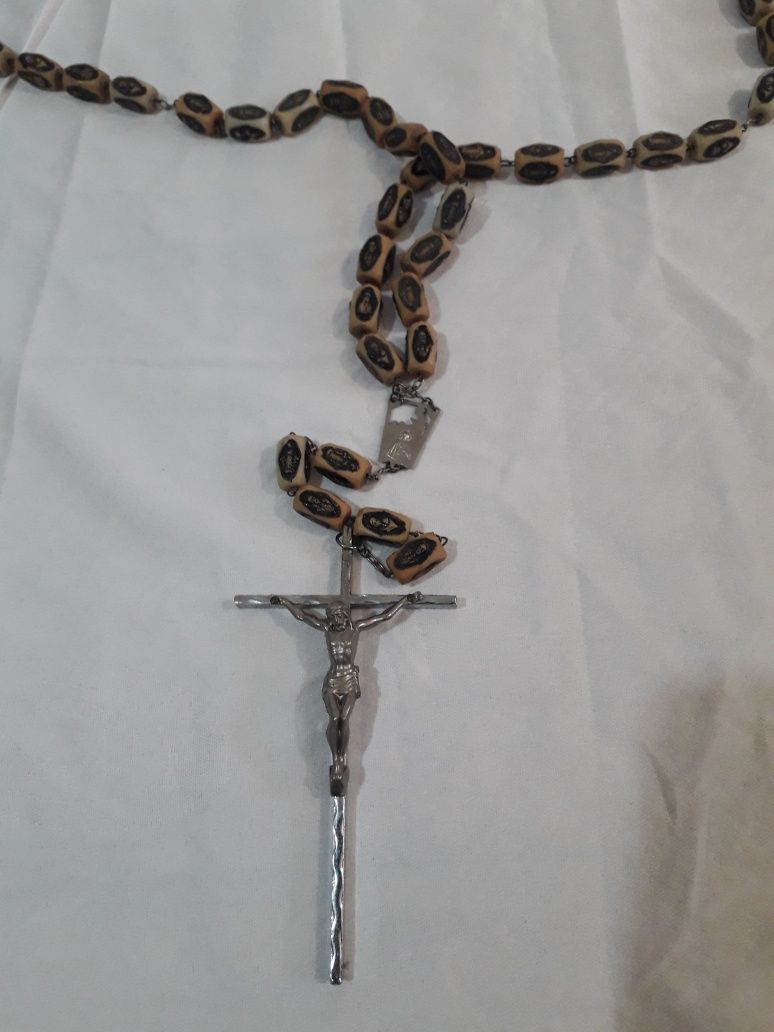 Crucifixo/ Rosário de parede em marfinite com 1,50 cm