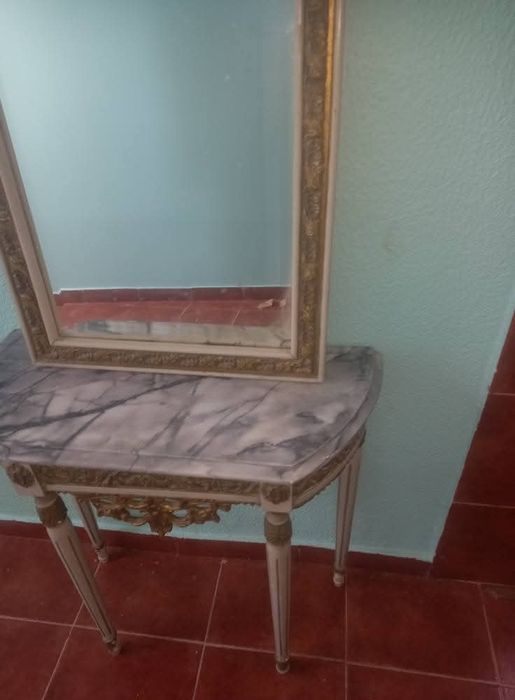 Credência antiga com espelho