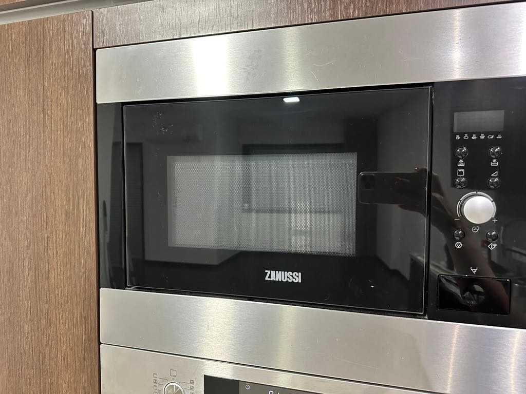 Conjunto de móveis de cozinha em wengé totalmente equipada