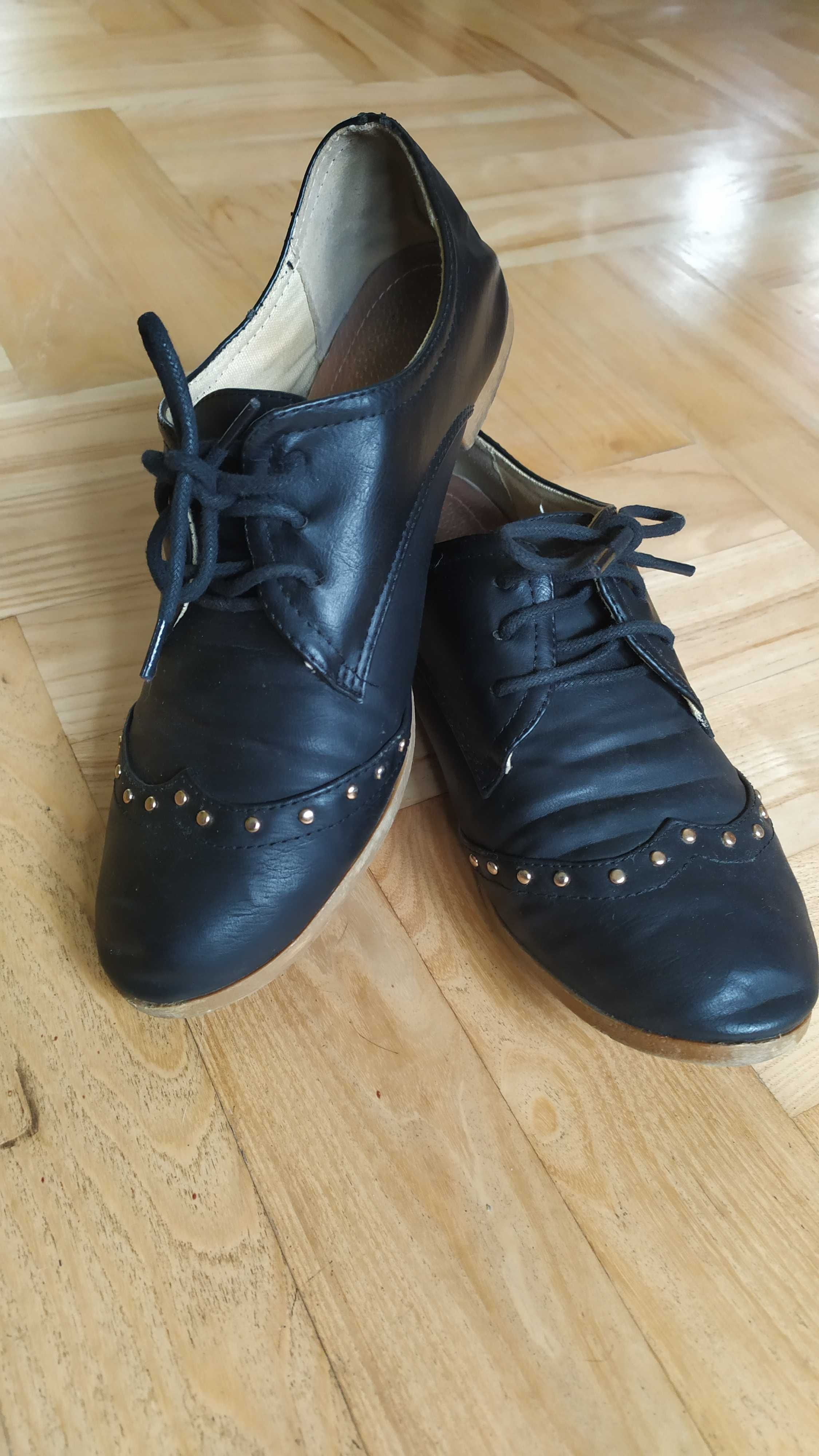 Buty czarne ze złotymi dodatkami