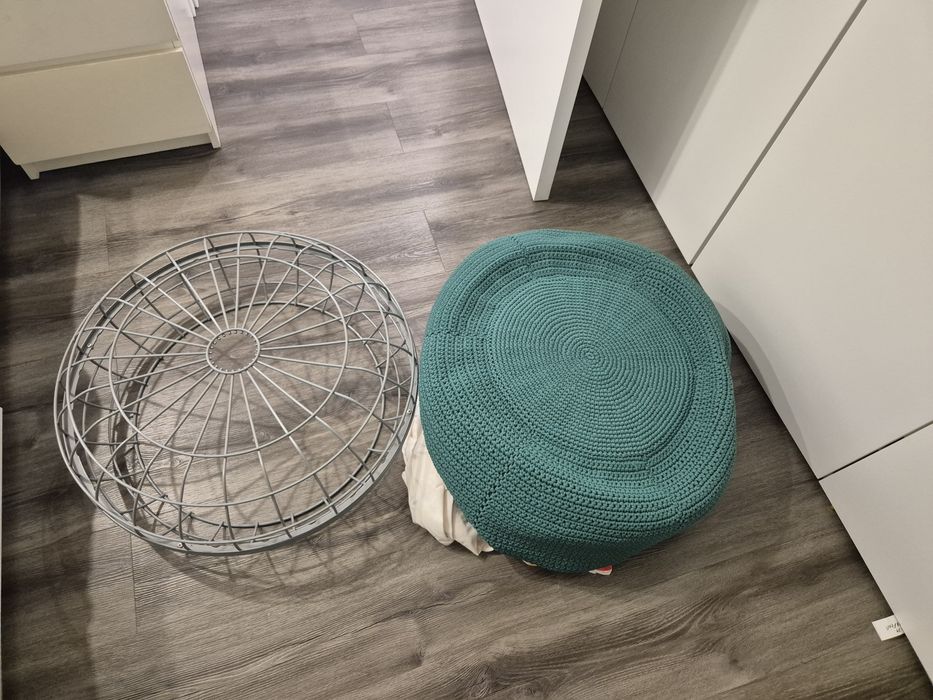 Puff redondo  com estrutura metálica