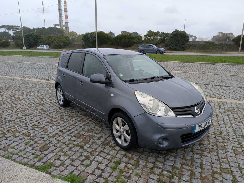 Nissan Note 2010 - Gasolina - Muitos Extras