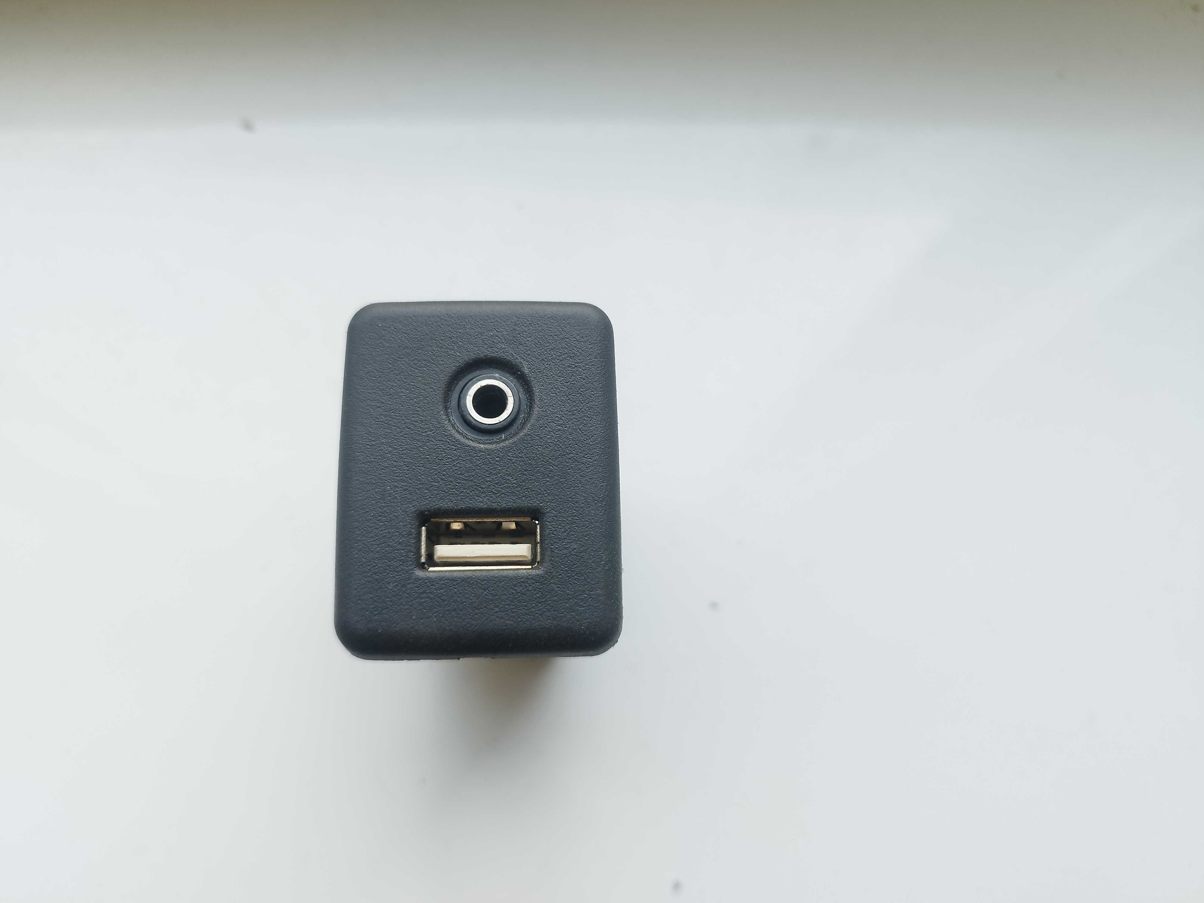 USB+AUX разъем Opel Astra K Insignia Zafira Corsa Combo Mokka 13599456
