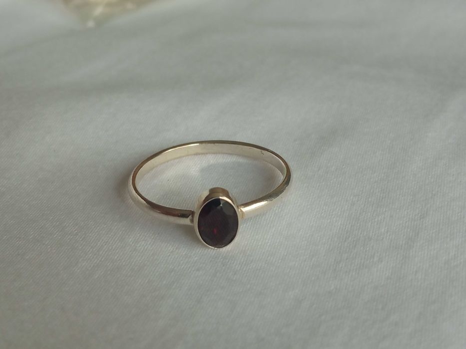 Stary pierścionek z cyrkonią ciemny czerwony r. 7,5 14,8 mm S925