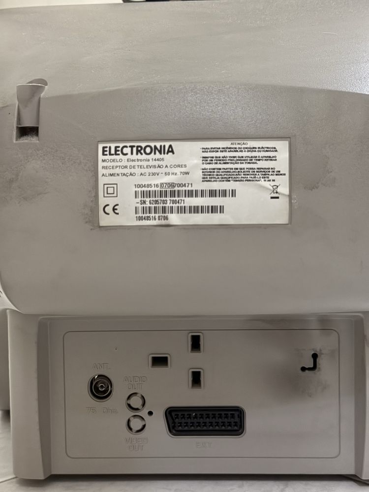 TV antiga a funcionar