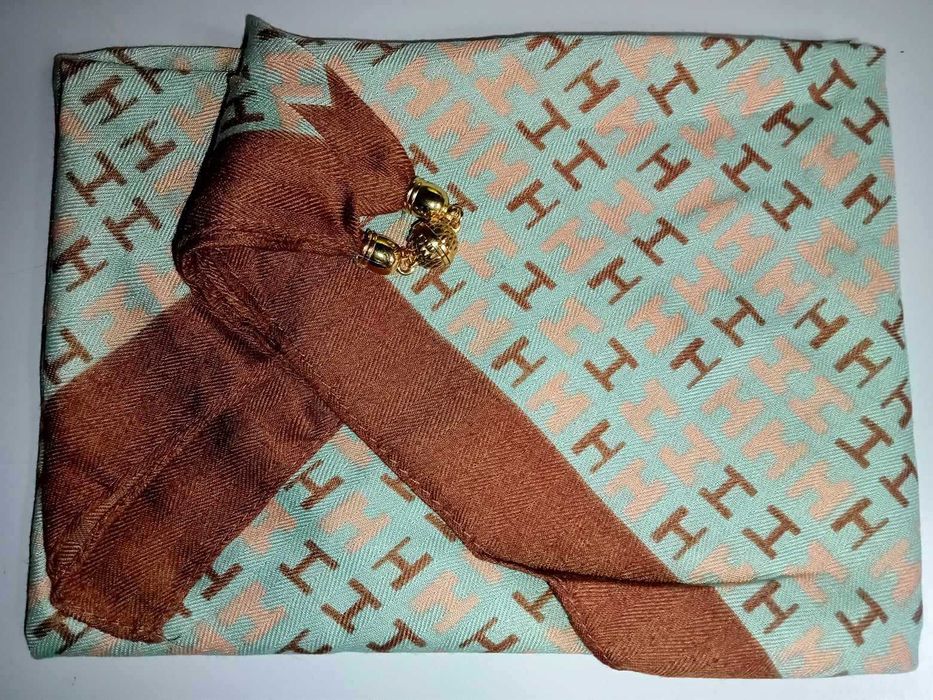 Lenço quadrado com fecho magnético