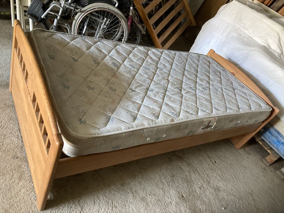 Cama de solteiro em bom estado com colchão