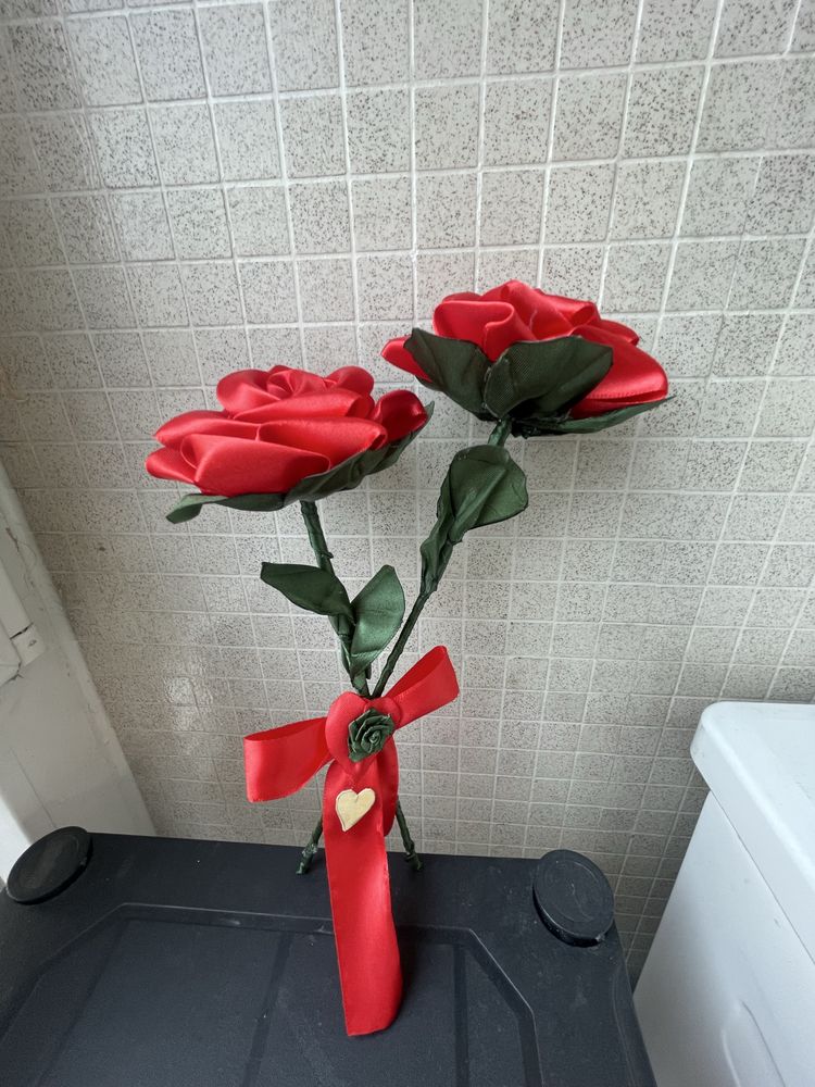 rosas eternas com fitas de cetim