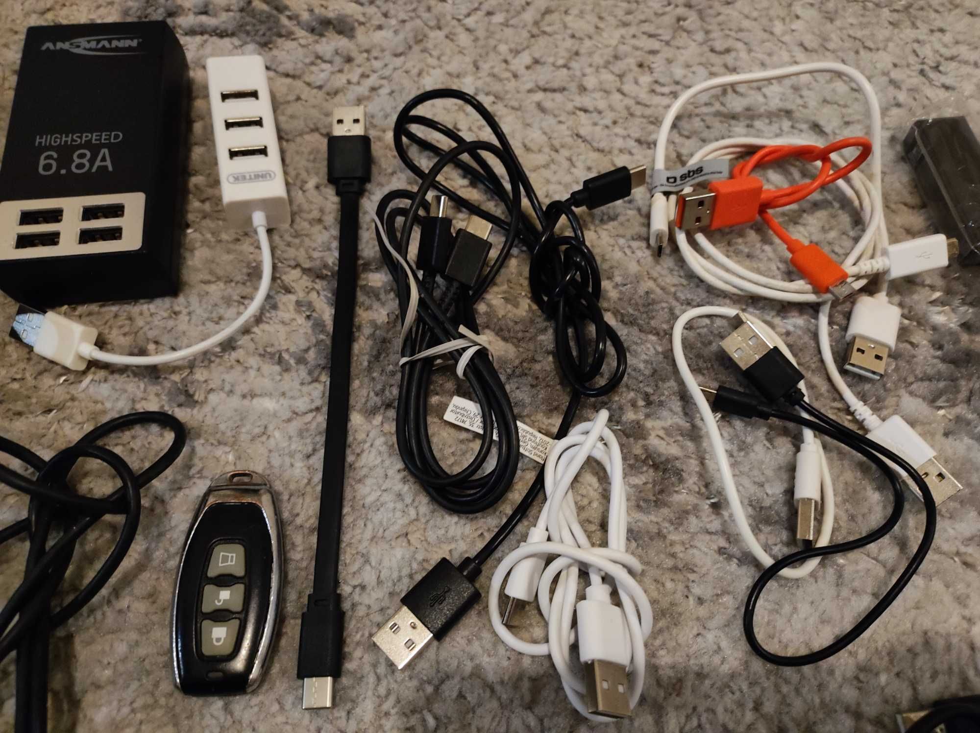 Mix elektroniki ładowarki przejściówki piloty LED słuchawki adaptery