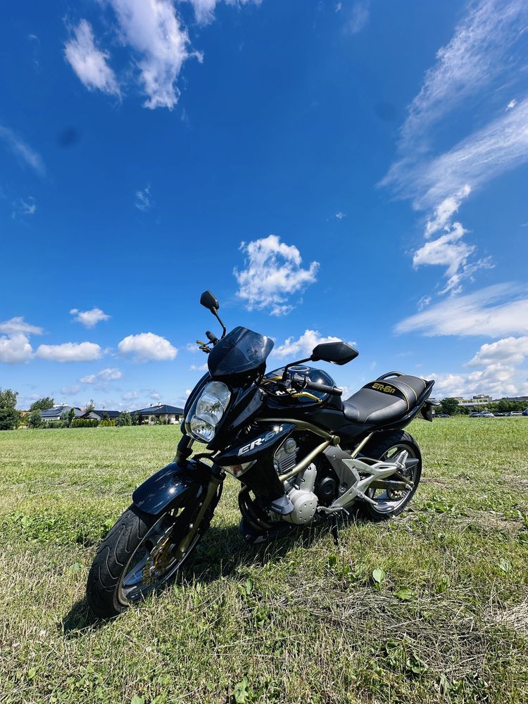 Kawasaki ER6n z kobiecych rąk