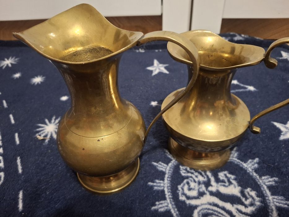 Dwa dzbanki mosiężne