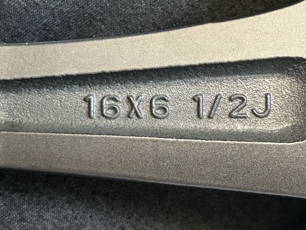 337 Felgi Aluminiowe TOYOTA R 16 4x100 otwór 54 Bardzo Ładne