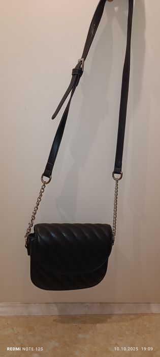 Mała czarna torebka firmy Reserved
