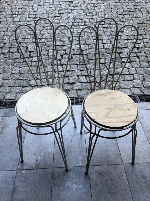 Stare krzesło industrialne metalowe kawiarenki