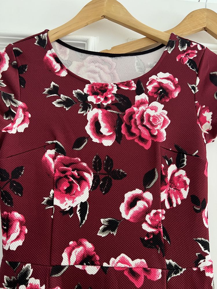 Vestido com flores e gravata a combinar