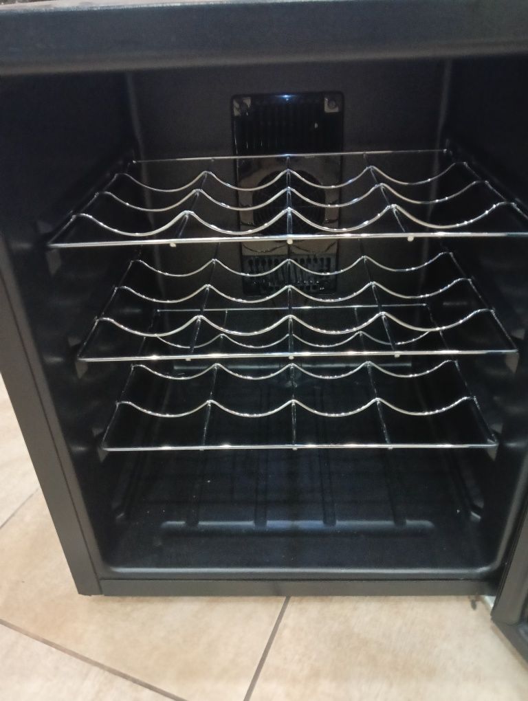Lodówka do wina i piwa i napoi TriStar wr 7516