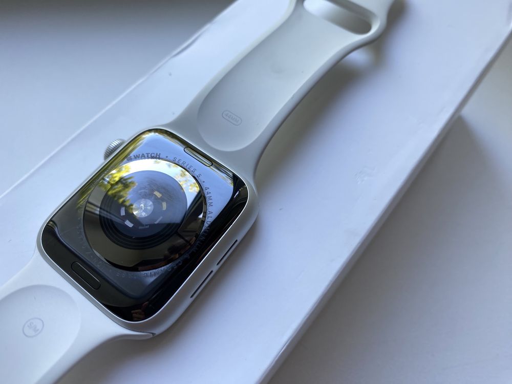 Apple Watch Series 5 44 mm белые