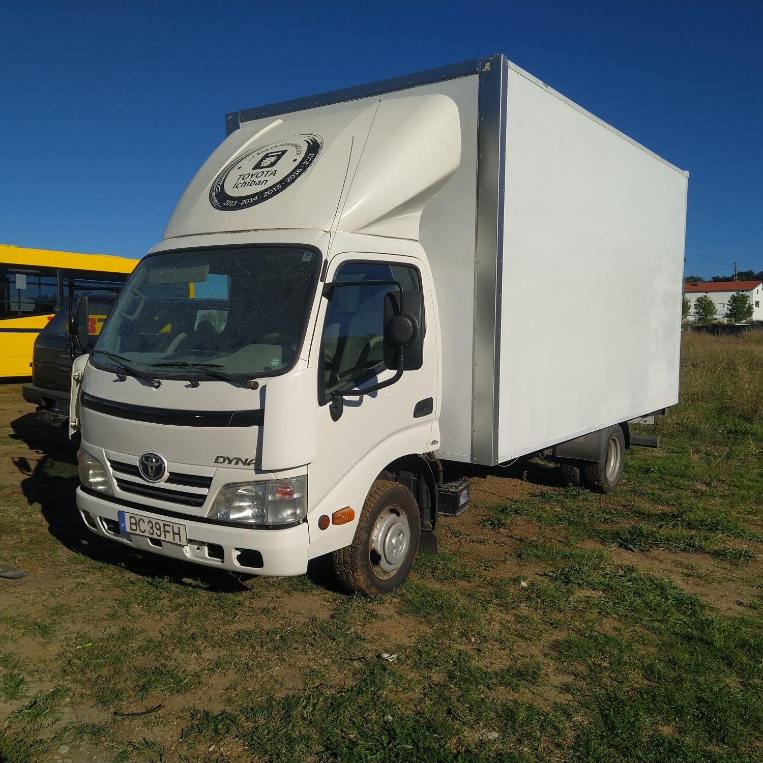 Toyota Dyna 3.0L (D-4D] 144HP M35.33 Contentor e Plataforma Elevatória