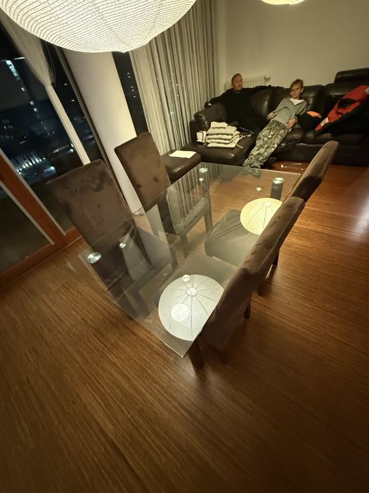 Stol szklany z krzesłami