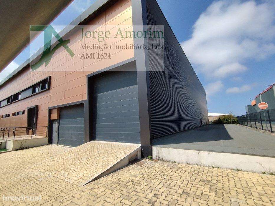 Armazém industrial . Área coberta de 1498 m2. 2 Pisos.