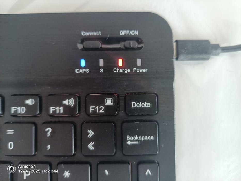 Capa com teclado para tablet GOODIS