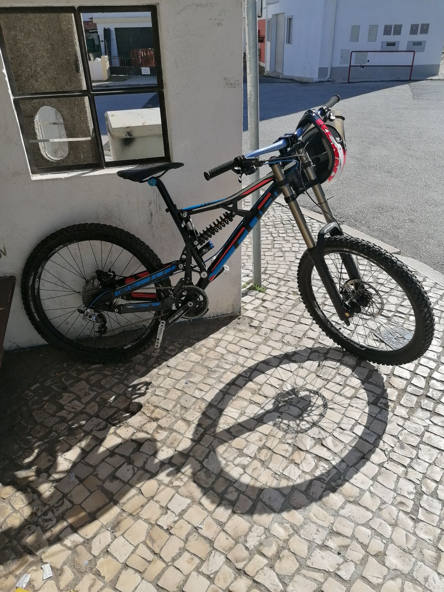 Bicicleta de Downhill marca cube