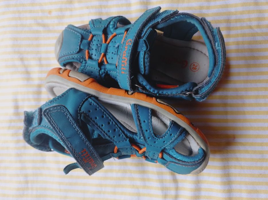 Sandały z zakrytymi czubkami Graffiti Roz 28