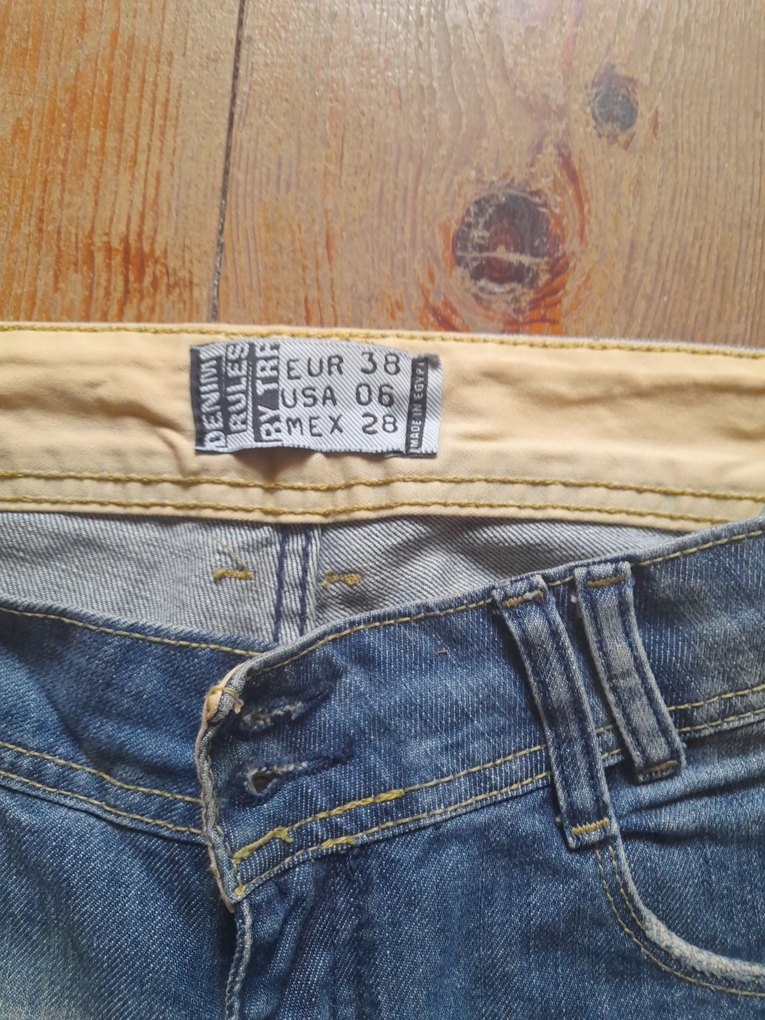 Spodnie jeansowe Zara z przetarciami r. 38