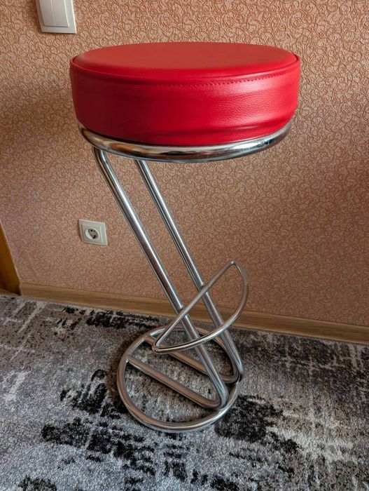 Барний стілець Zeta з хромованою рамою та червоним сидінням