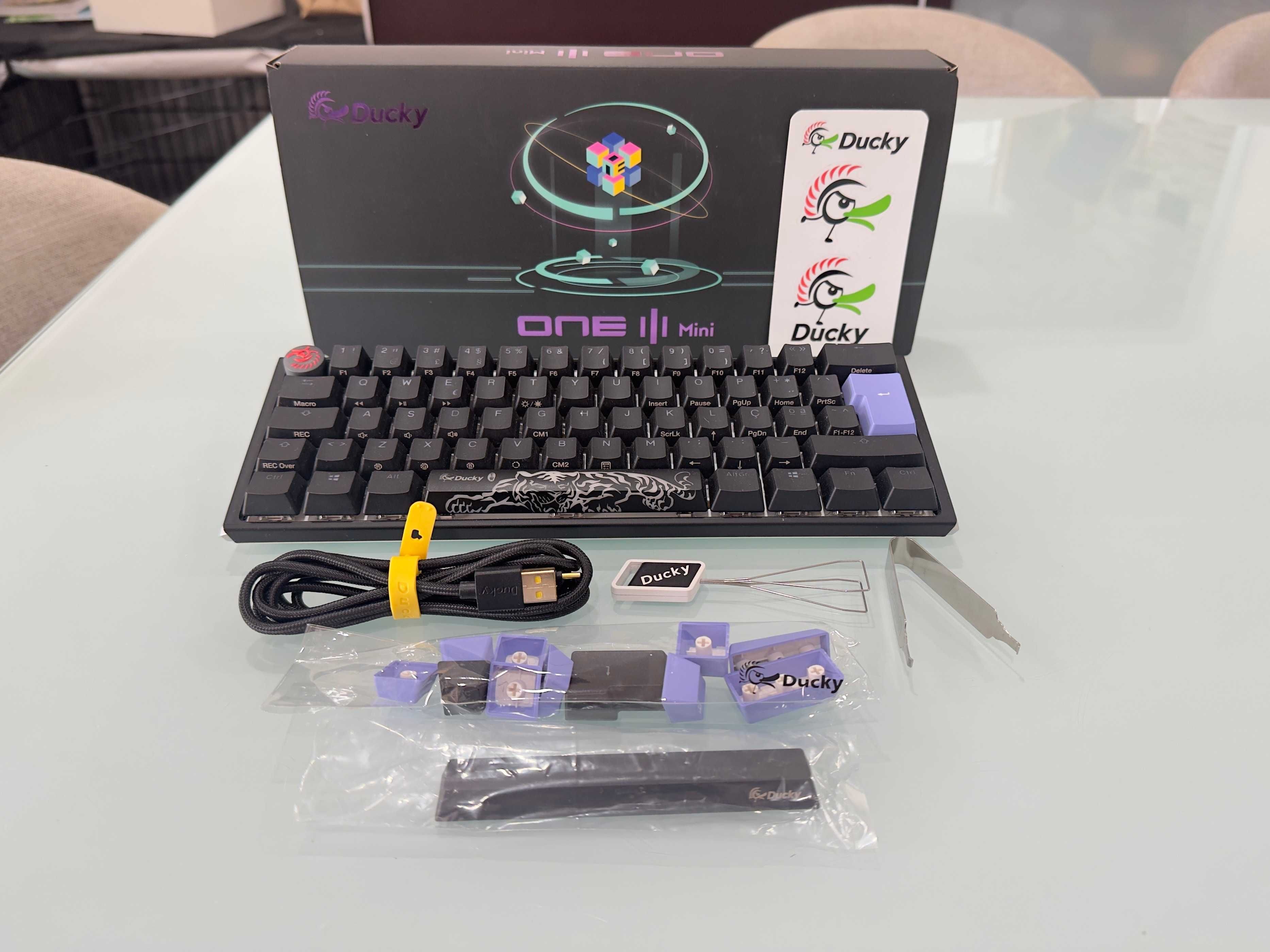 Teclado Ducky ONE 3 Classic Mini 60% RGB PBT PT Cherry MX Silent Red