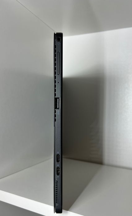 Dell Latitude 5285
• Procesor: Intel Core i3-7100U