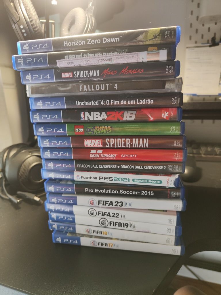 Ps4 slim + 17 jogos + 2 comandos