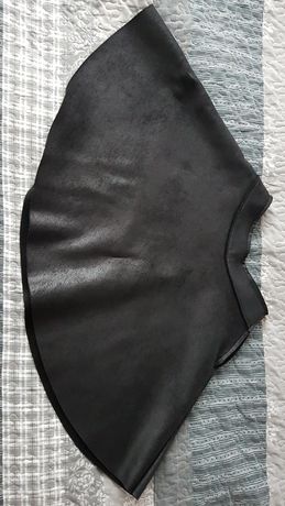 Czarna spódnica rozkloszowana