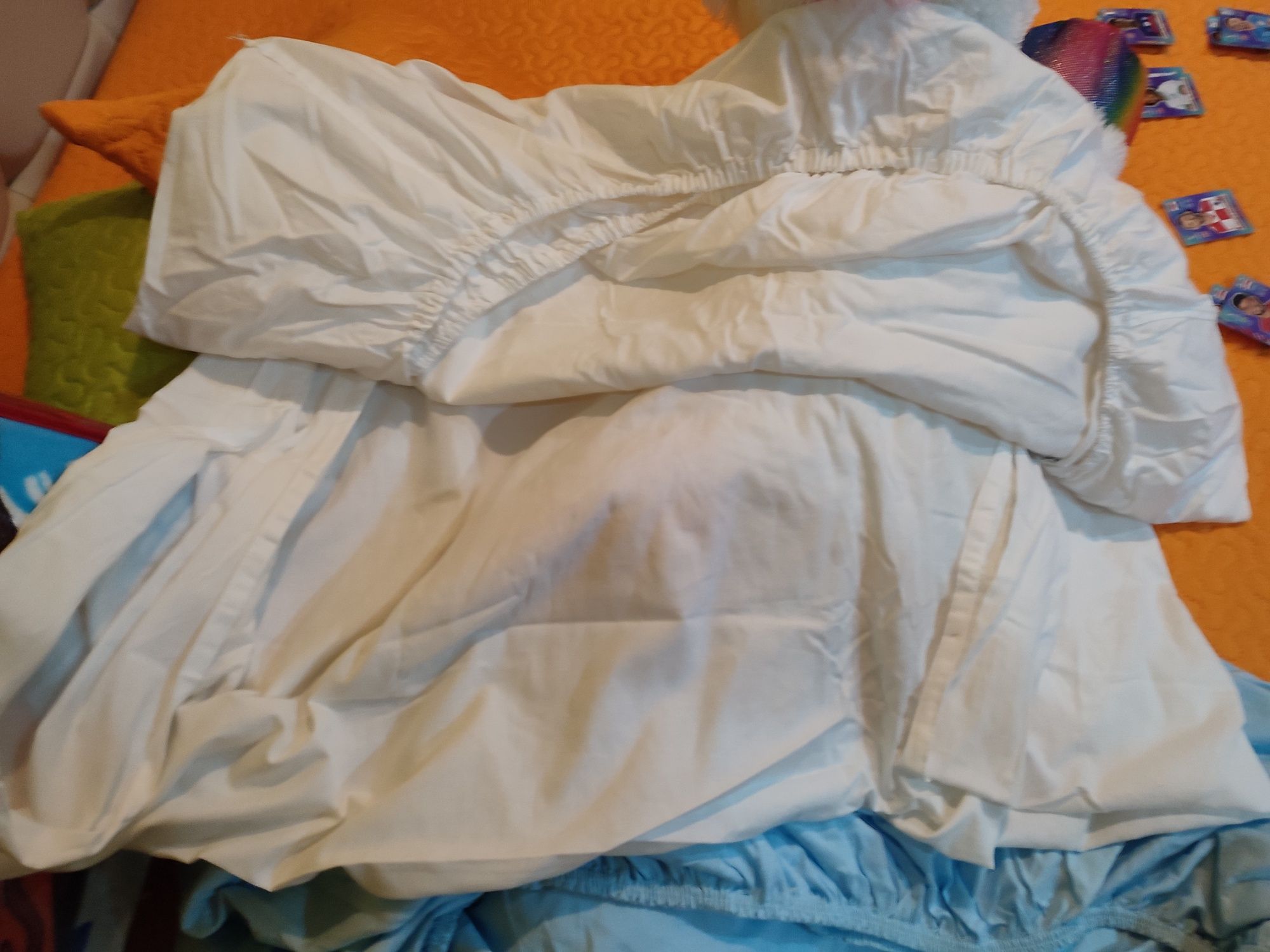 Cama de criança com uso, com estrado, colchão, lençóis do cars novos