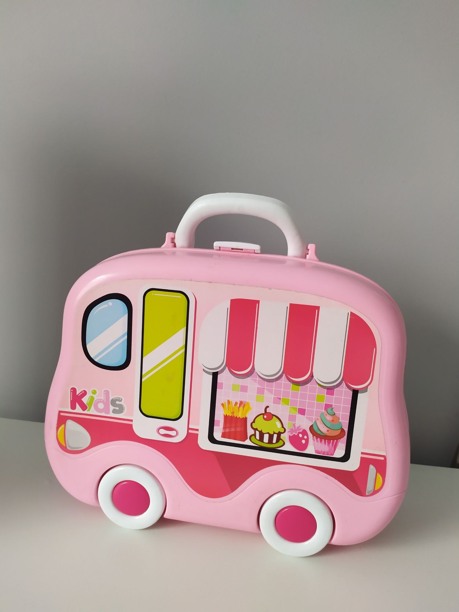 Zabawkowa kuchnia walizka na kółkach

Stan używany widoczny na zdjęcia