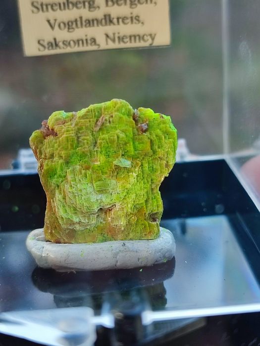 Minerał do kolekcji uranowy uranicircit UV