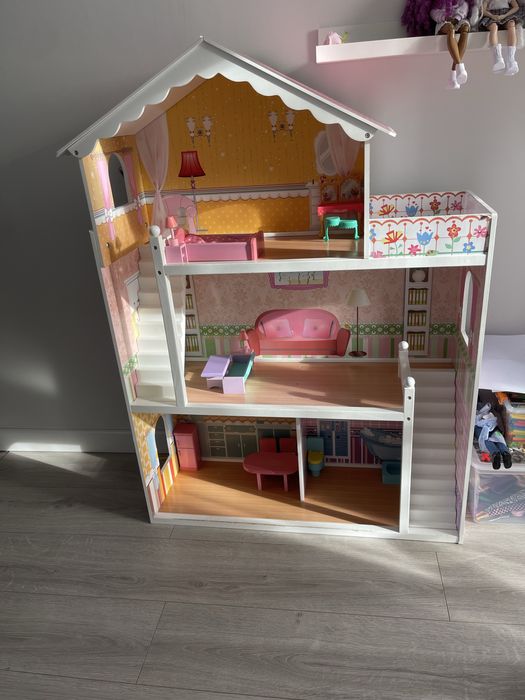 Drewniany domek dla lalek z akcesoriami